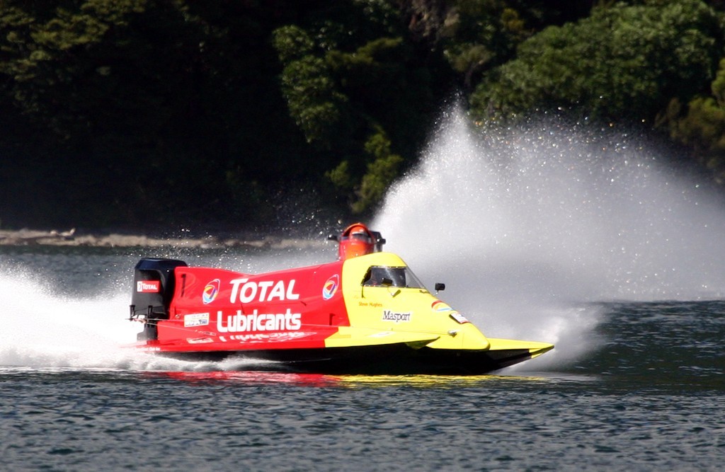 Close racing in the Formula 1 class before Steve Hughes in ’Total Lubricants’ grabbed the chequered flag. - NZ Powerboat championships © Phillip Hoskyn